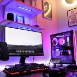 Monitor de computadora con pantalla negra mostrando tecnología moderna