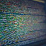 Código fuente colorido en pantalla de computadora representando programación moderna