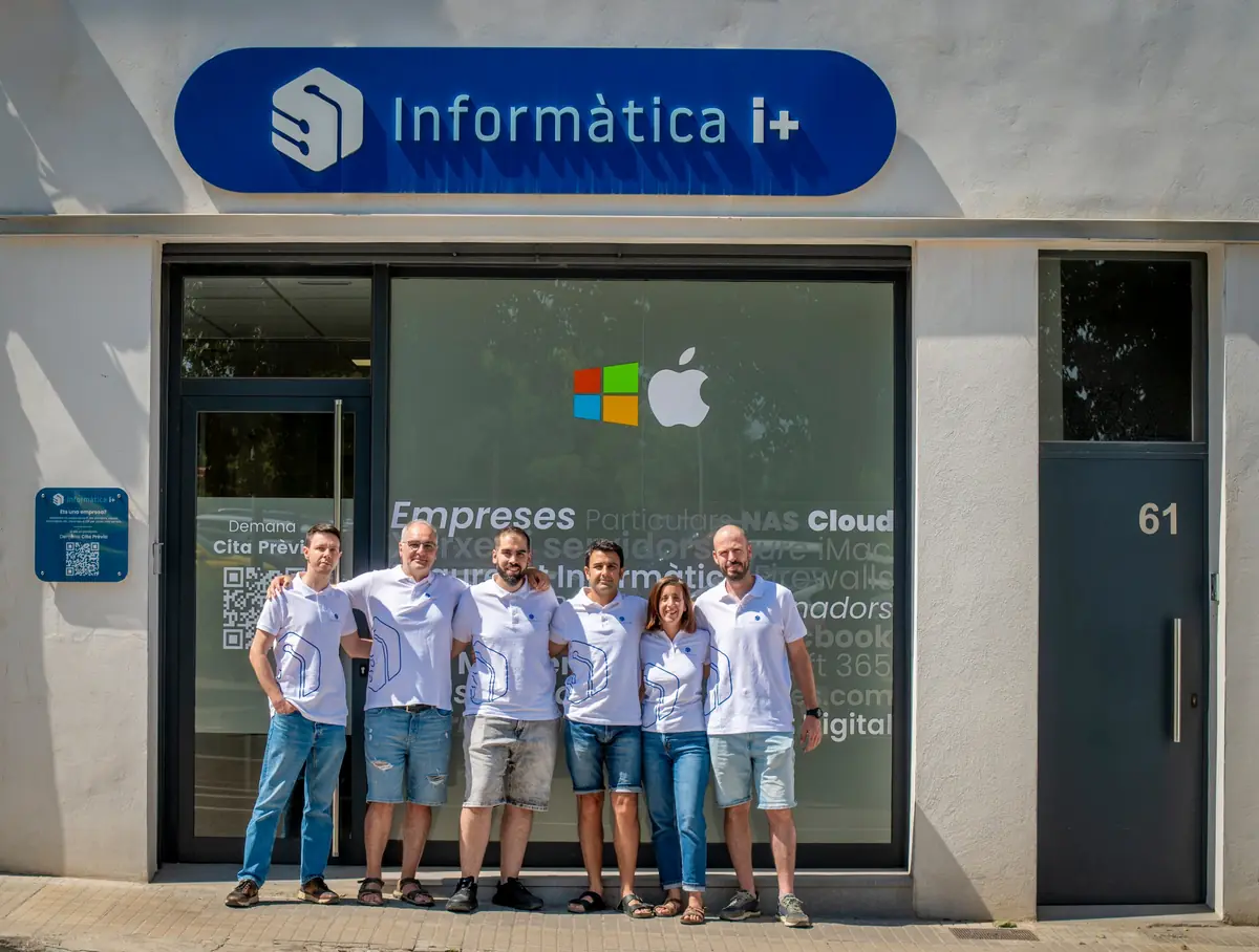 Equip d’Informàtica i Més davant de l’oficina del carrer del Progrés 61, Vilafranca del Penedès